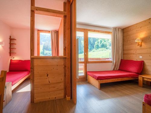 ヴァルモレルにあるAppartement Valmorel, 1 pièce, 4 personnes - FR-1-356-322のベッド2台と窓が備わる客室です。