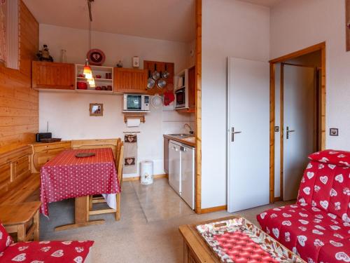 Appartement Les Allues-Méribel, 2 pièces, 5 personnes - FR-1-355-120にあるキッチンまたは簡易キッチン