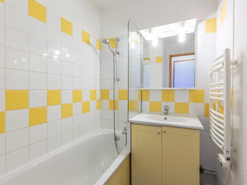 a bathroom with a tub and a sink and a bath tub at Appartement La Plagne, 2 pièces, 6 personnes - FR-1-353-72 in La Plagne