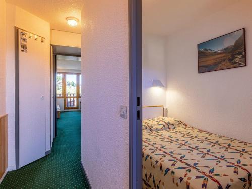 una camera d'albergo con letto e corridoio di Appartement La Plagne, 2 pièces, 5 personnes - FR-1-353-7 a La Plagne