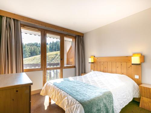 a bedroom with a bed and a large window at Appartement La Plagne-Tarentaise, 2 pièces, 5 personnes - FR-1-353-81 in Montchavin