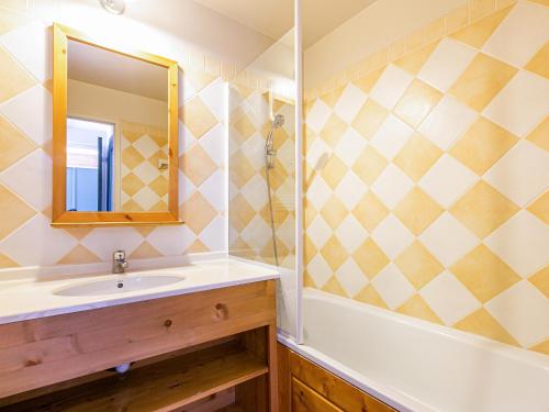 bagno con lavandino, vasca e specchio di Appartement La Plagne-Tarentaise, 2 pièces, 5 personnes - FR-1-353-81 a Montchavin
