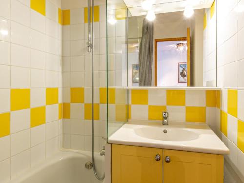 ラ・プラーニュにあるAppartement La Plagne, 2 pièces, 4 personnes - FR-1-353-46のバスルーム(洗面台、ガラス張りのシャワー付)