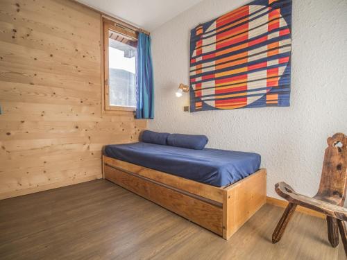 1 dormitorio con 1 cama y 1 silla en Appartement Valmorel, 2 pièces, 4 personnes - FR-1-356-295, en Valmorel