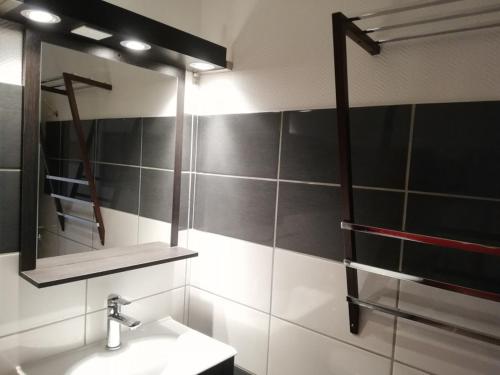 een badkamer met een wastafel en een spiegel bij Studio La Plagne, 1 pièce, 4 personnes - FR-1-351-71 in La Plagne