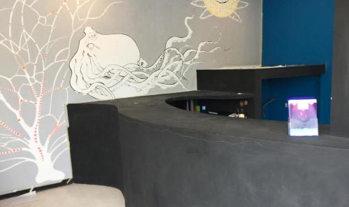 a wall with a white cat painted on it at Scuba Tribe Bali dive-resort in Tulamben