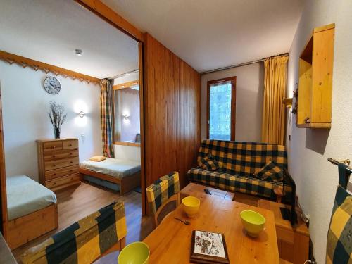 Appartement La Plagne, 1 pièce, 4 personnes - FR-1-353-47にあるシーティングエリア