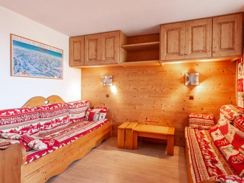 Uma cama ou camas num quarto em Appartement Les Allues-Méribel, 2 pièces, 5 personnes - FR-1-355-144