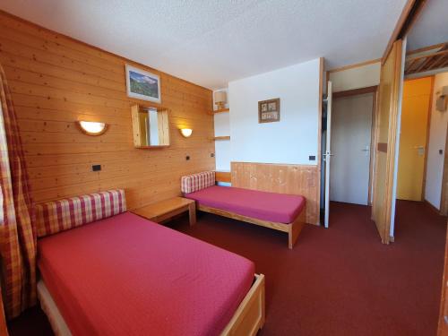 una piccola camera con due letti di Appartement La Plagne-Tarentaise, 1 pièce, 4 personnes - FR-1-353-80 a Les Coches