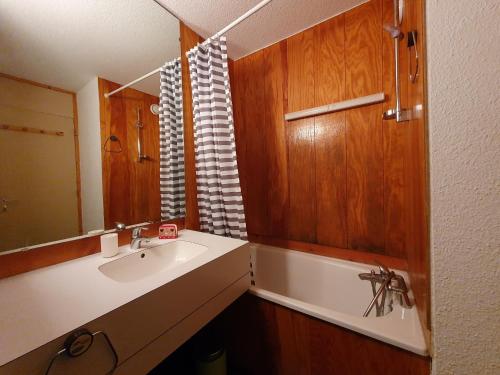 bagno con lavandino e vasca di Appartement La Plagne-Tarentaise, 1 pièce, 4 personnes - FR-1-353-80 a Les Coches