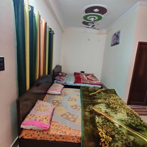 Postel nebo postele na pokoji v ubytování Aashriwad Hotel