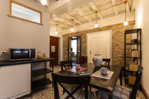 a living room with a table and a microwave at Maison di Lidia - Smart Holiday in Mantova
