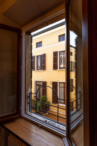 a window with a view of a building at Maison di Lidia - Smart Holiday in Mantova