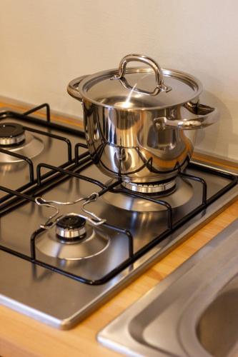 a pot sitting on top of a stove at Maison di Lidia - Smart Holiday in Mantova
