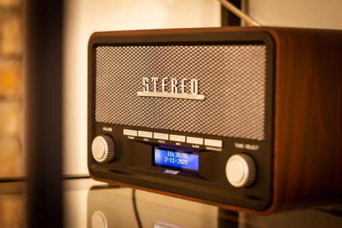 an old fashioned radio sitting on a table at Maison di Lidia - Smart Holiday in Mantova