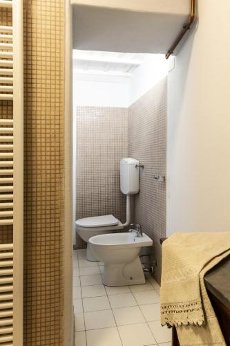a bathroom with a toilet and a sink at Maison di Lidia - Smart Holiday in Mantova