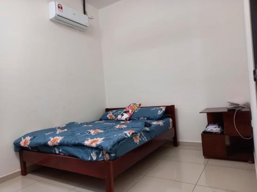 A bed or beds in a room at Homestay Zaki D'Gerik