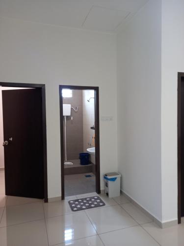 uma casa de banho com WC e uma porta com tapete em Homestay Zaki D'Gerik em Gerik
