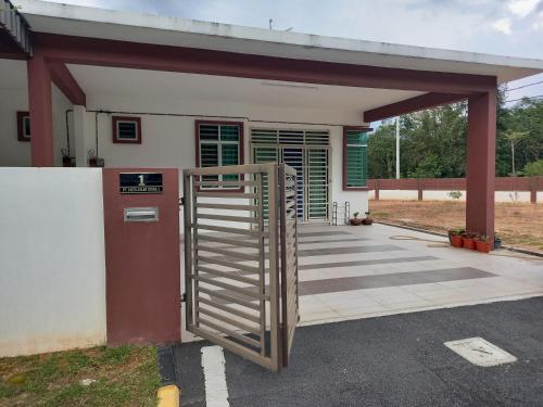 una casa con una puerta delante de ella en Homestay Zaki D'Gerik, en Gerik