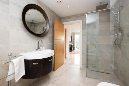 ห้องน้ำของ Luxurious & Spacious 3BR House with a Hot Tub