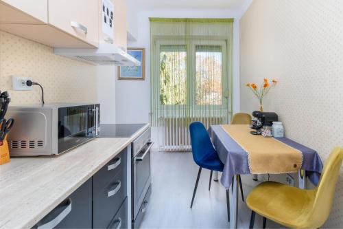 Una pequeña cocina con una mesa y un microondas. en Moonlight Central Apartments, en Oradea