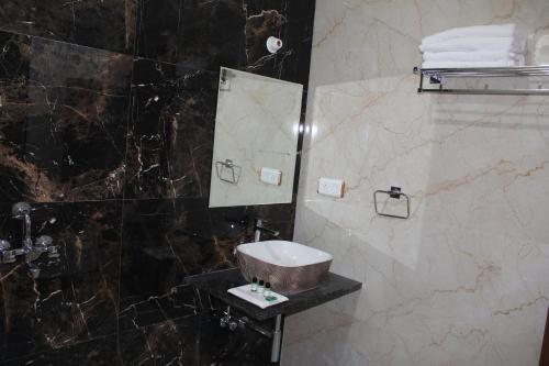 a bathroom with a sink and a mirror at Chitrakoot Garden and Resorts in Pushkar