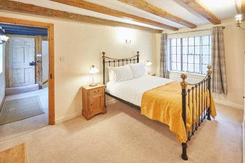 Un dormitorio con una cama grande y una ventana en Host & Stay - Jacksons Cottage, en Whitby