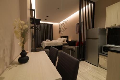 kuchnia ze stołem oraz pokój z łóżkiem w obiekcie Elegant Studio w mieście Janina