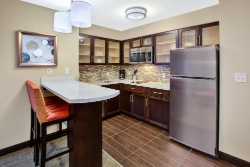 Кухня или мини-кухня в Staybridge Suites - Benton Harbor-St. Joseph by IHG
