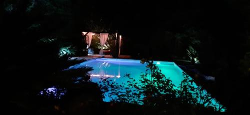 a swimming pool lit up at night at Villa con piscina in Canale Monterano