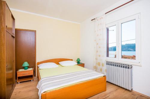 Säng eller sängar i ett rum på Apartments Violić