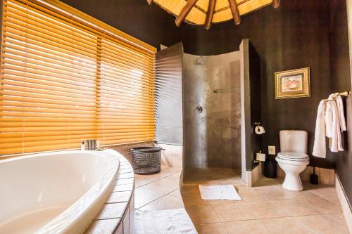 Ванна кімната в Mpeti Lodge