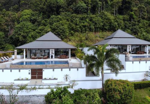 een luchtzicht op een huis met een zwembad bij Kulraya Villas - Luxury Serviced Pool Villas in Koh Lanta