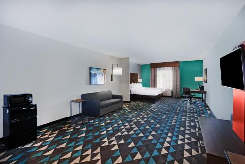 TV a/nebo společenská místnost v ubytování Holiday Inn Express & Suites Perryton, an IHG Hotel