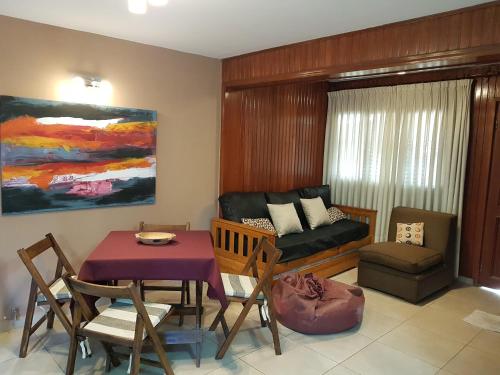 sala de estar con mesa y sofá en Casa Cerro de la Luna en Salta