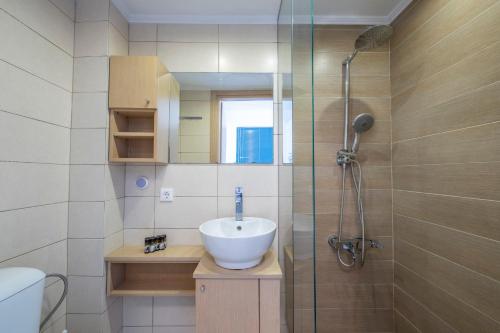 A bathroom at Meli Apartments & Villas