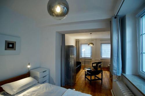 a bedroom with a bed and a desk and a chair at Fewo Kleine Münzenstraße 19 in Brandenburg an der Havel