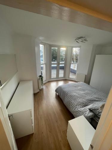 托基的住宿－Modern 2 bed apartment with sea views，一间卧室配有床和两张白色桌子