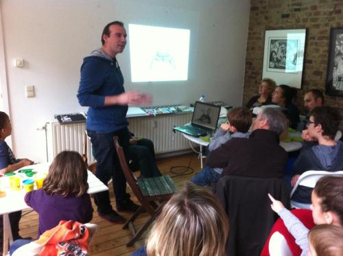 a man standing in front of a class of people at B&B De Henehoeve in Heks
