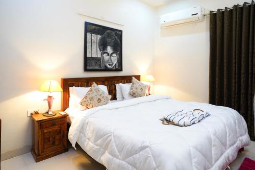 מיטה או מיטות בחדר ב-Lime Tree Luxurious 3BHK Serviced Apartment Near Medanta