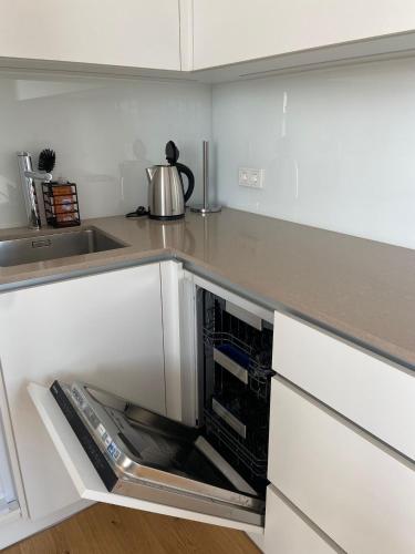 Kuchyň nebo kuchyňský kout v ubytování Triiiple Suites Level 22 mit Balkon und Tiefgarage