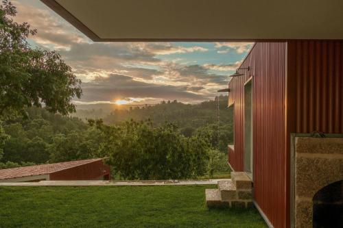 einen Blick auf den Sonnenuntergang von einem Haus aus in der Unterkunft Encosta do Sobreiro - Serra da Estrela in Fornos de Algodres