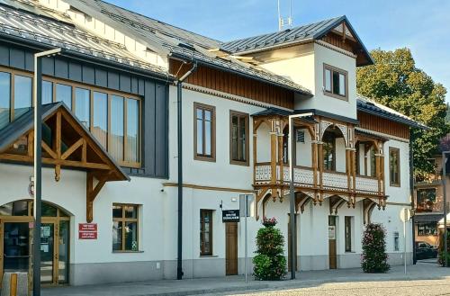 a large white building with wooden accents at Gazdówka - najlepsza miejscówka domek w Pieninach in Krościenko