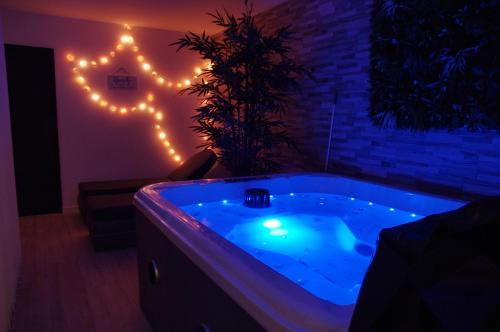 Saint-Laurent-de-la-PréeにあるCasa Aix Keys avec jacuzzi privatif proche plages et Golfのギャラリーの写真