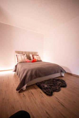 um quarto com uma cama e piso em madeira em Loft & Spa MARCQ em Marcq-en-Baroeul