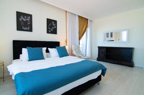 Almog Beach Apartments מגדלי חוף הכרמל חיפהにあるベッド