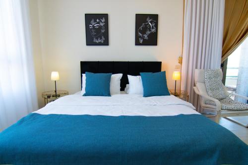 Almog Beach Apartments מגדלי חוף הכרמל חיפהにあるベッド