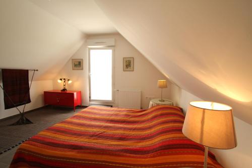 een slaapkamer met een groot bed en een raam bij Appartement Le Golf in Wimereux