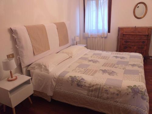 ヴェネツィアにあるSuite Ca' Gilly Nel Cuore di Veneziaのベッドルーム1室(ベッド1台、テーブル、窓付)