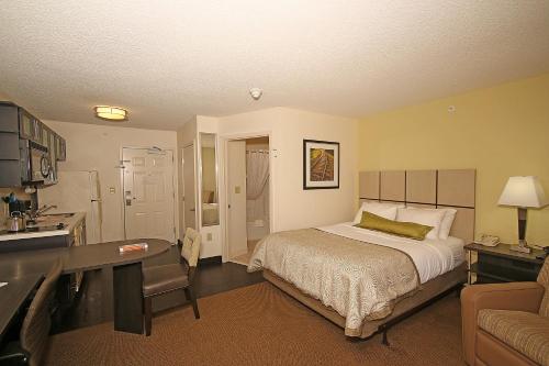 เตียงในห้องที่ Candlewood Suites Newport News-Yorktown, an IHG Hotel